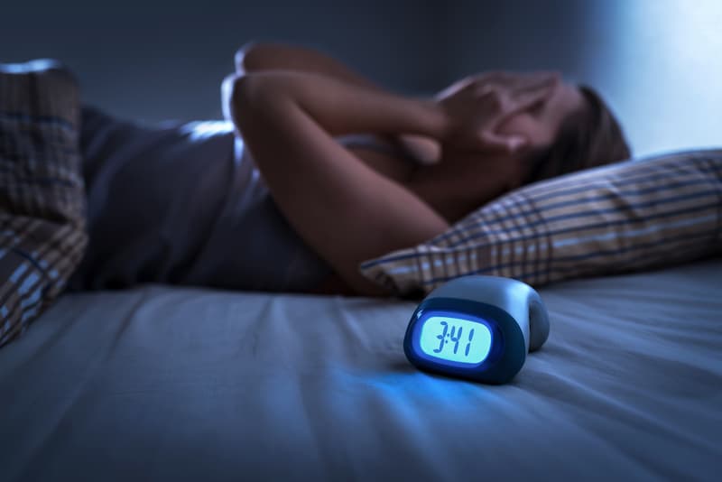 「眠る前にやっちゃダメ！睡眠の質を下げるNG行動」のアイキャッチ画像